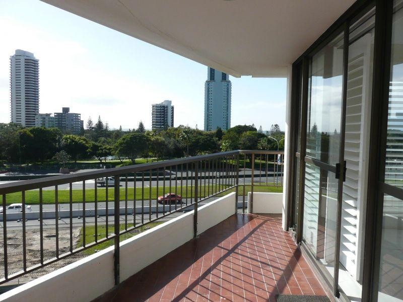 16/18 Commodore Drive, Paradise Waters QLD 4217