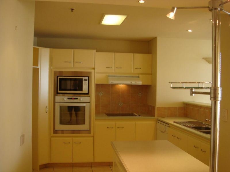1 Peak Avenue, Main Beach QLD 4217