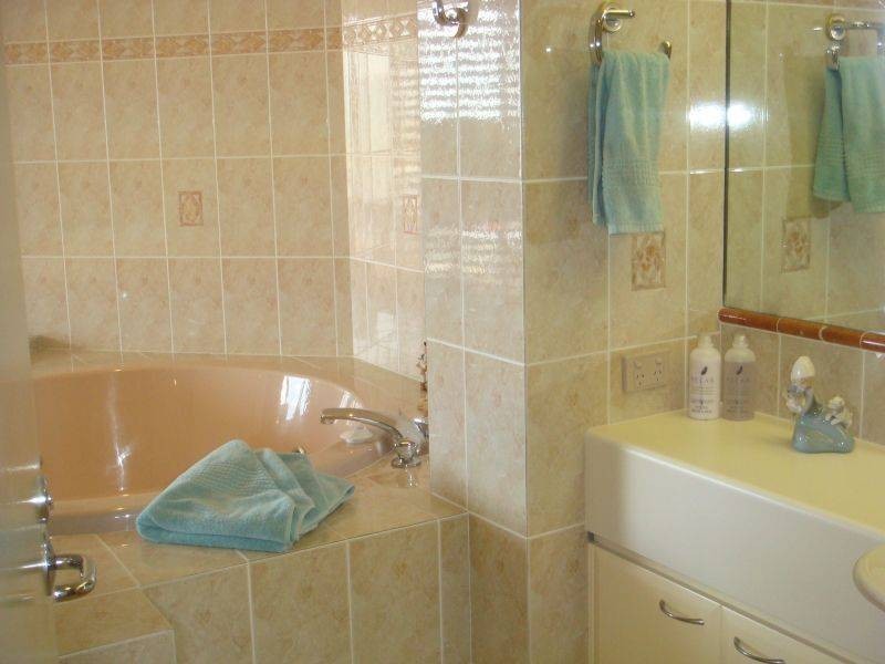 1 Peak Avenue, Main Beach QLD 4217
