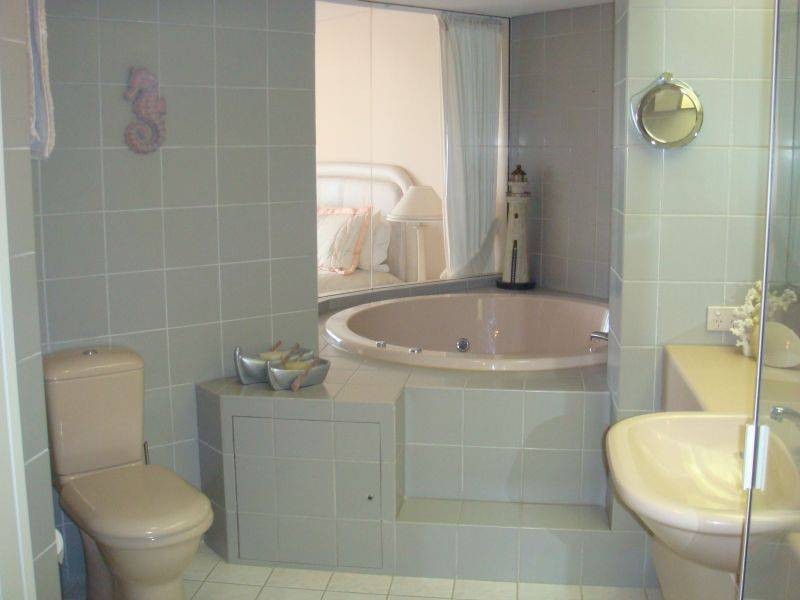 1 Peak Avenue, Main Beach QLD 4217