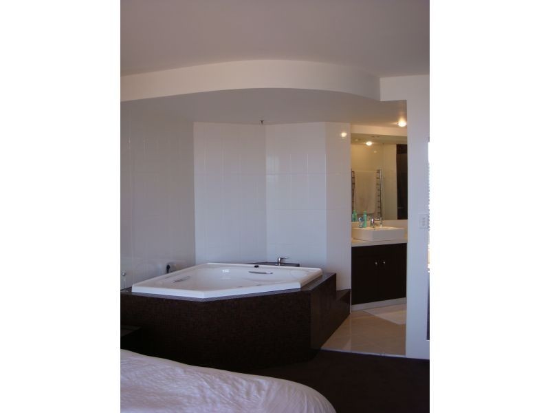1 Peak Avenue, Main Beach QLD 4217