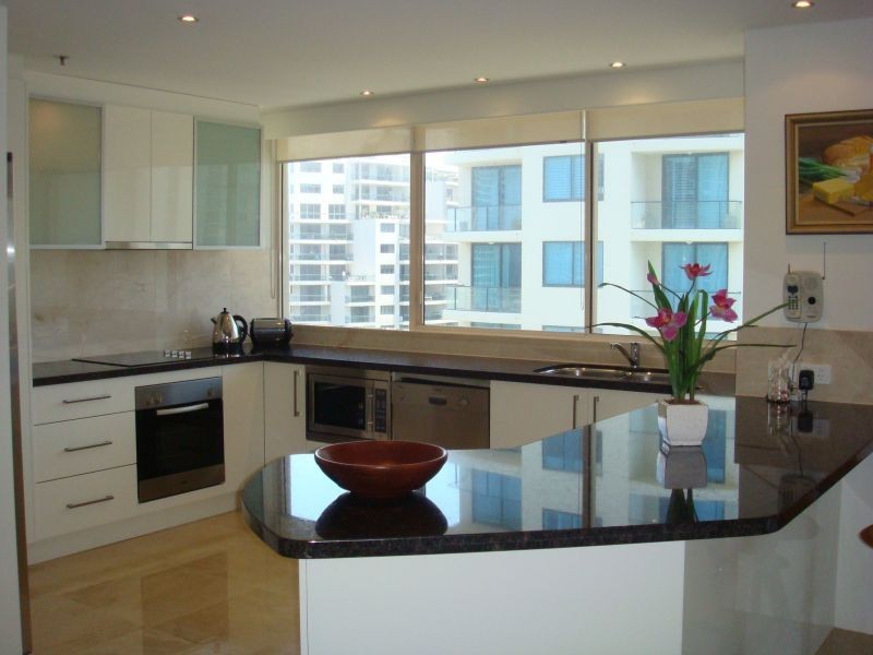 1 Peak Avenue, Main Beach QLD 4217