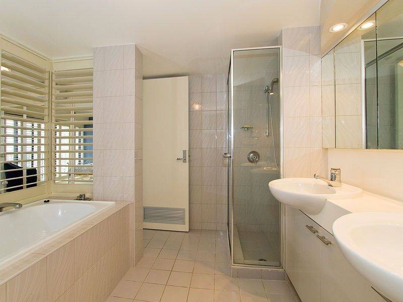 24 Breaker Street, Main Beach QLD 4217
