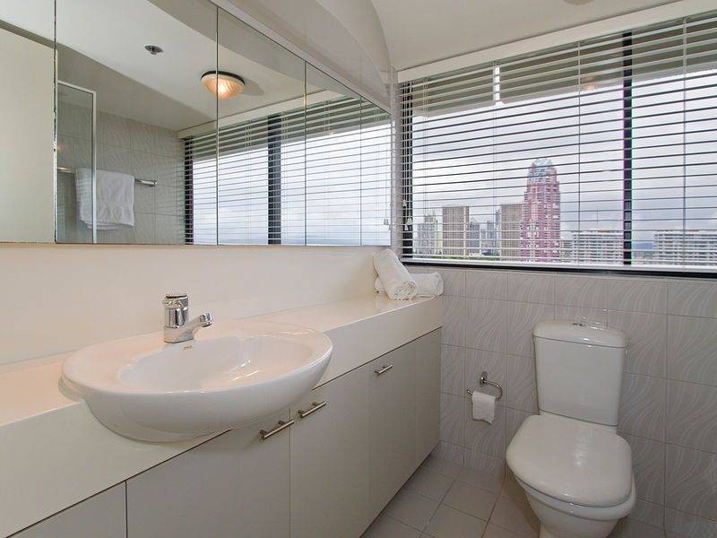 24 Breaker Street, Main Beach QLD 4217
