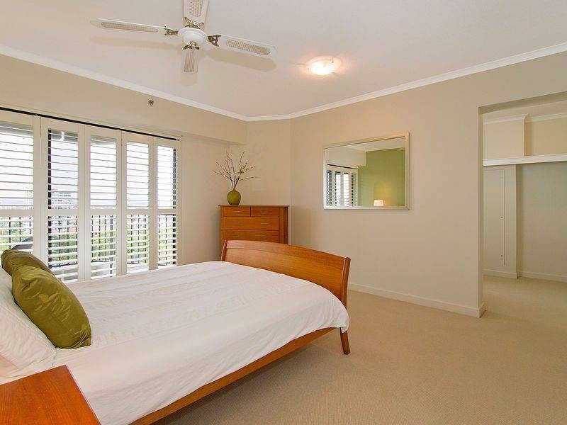 24 Breaker Street, Main Beach QLD 4217