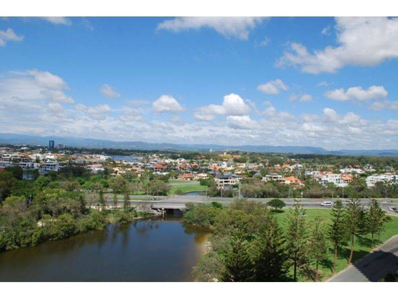 24 Breaker Street, Main Beach QLD 4217