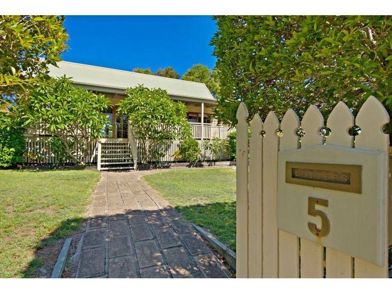 5 Victory Crescent, Sunrise Beach QLD 4567