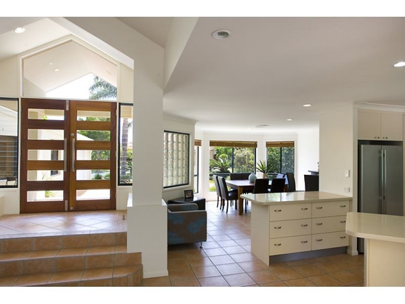 4 Waterside Court, Noosa Waters QLD 4566