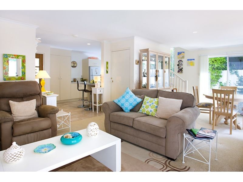 2, 5 Stillwater Place, Noosaville QLD 4566