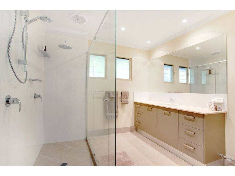 4 Southern Cross Parade, Sunrise Beach QLD 4567