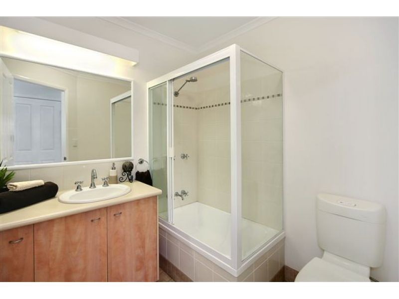 1, 18 Lake Weyba Drive, Noosaville QLD 4566