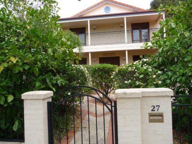 27 Cloudsley Street, Noosaville QLD 4566