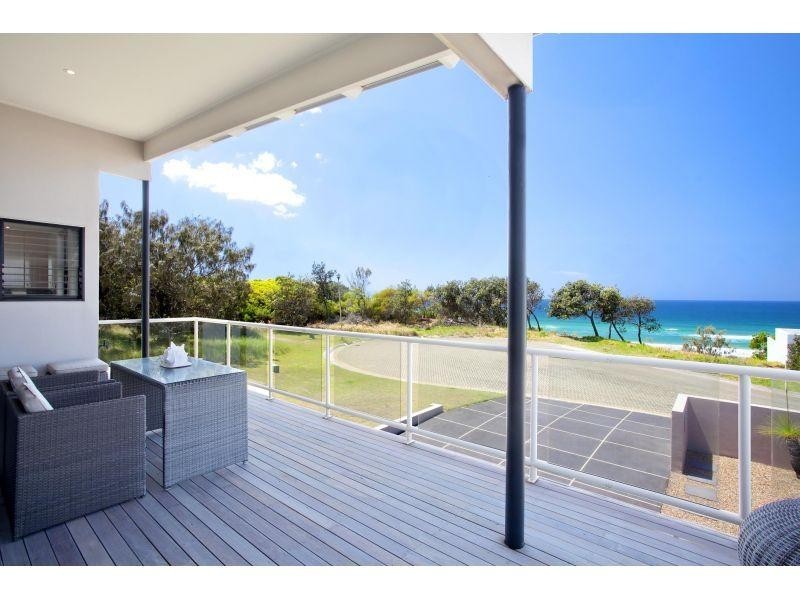 15 Tropicana Rise, Castaways Beach QLD 4567