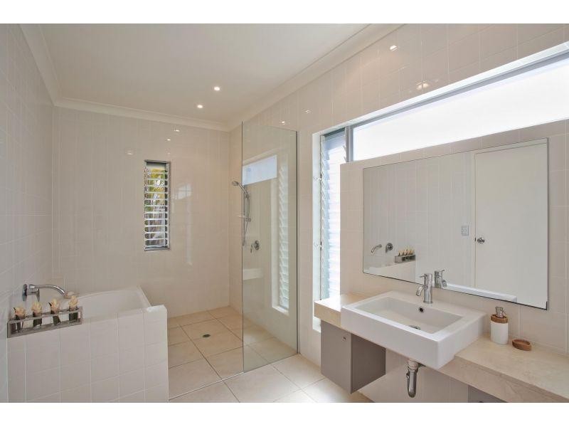 11 Waterside Court, Noosa Waters QLD 4566