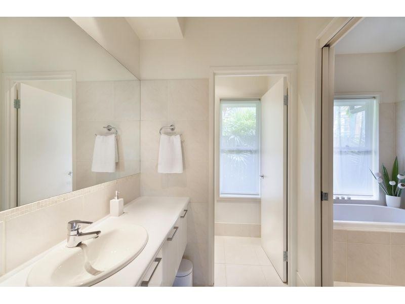 1 Treasure Cove, Noosaville QLD 4566