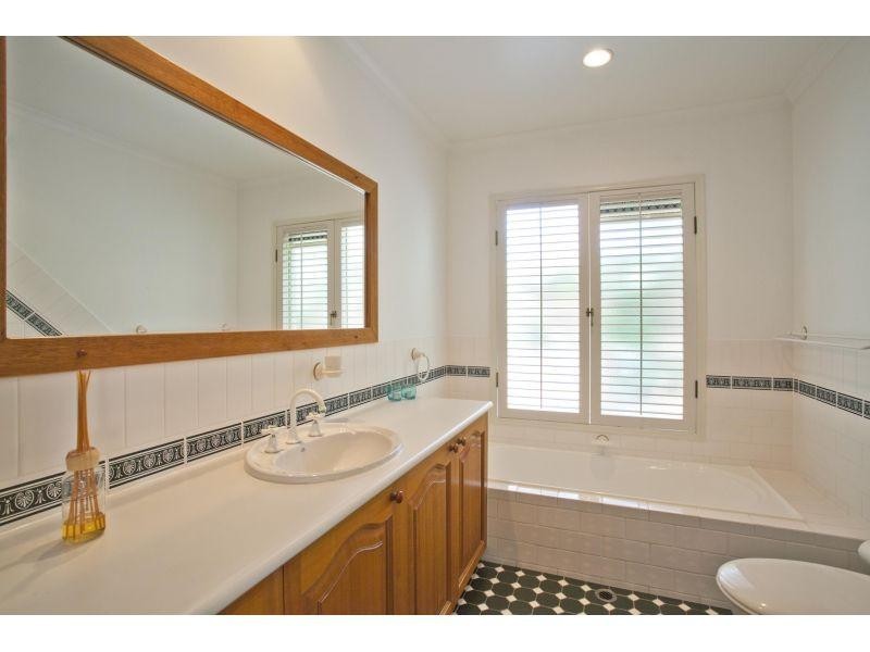 15 Nairana Rest, Noosa Heads QLD 4567