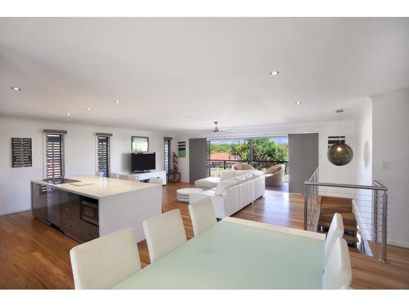 12 Wavecrest Drive, Castaways Beach QLD 4567