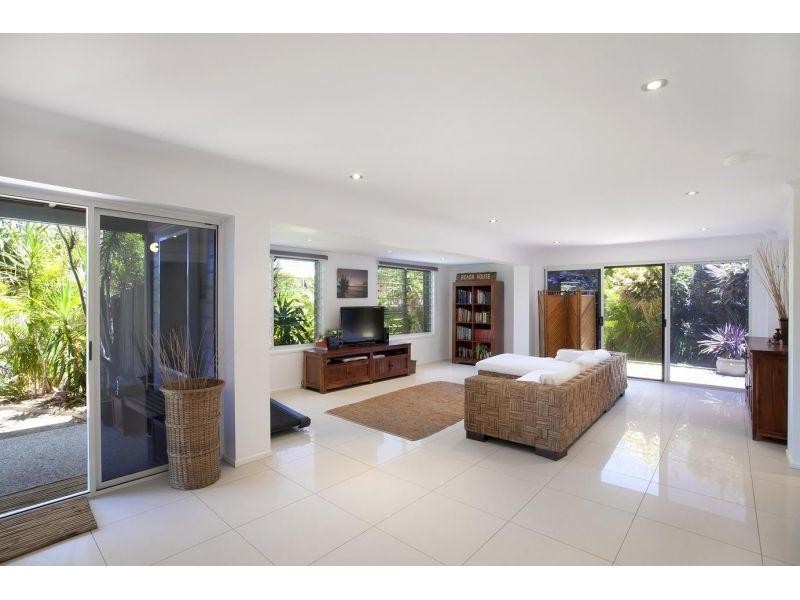 12 Wavecrest Drive, Castaways Beach QLD 4567