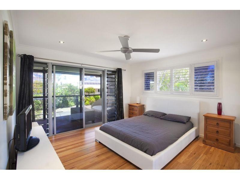 12 Wavecrest Drive, Castaways Beach QLD 4567