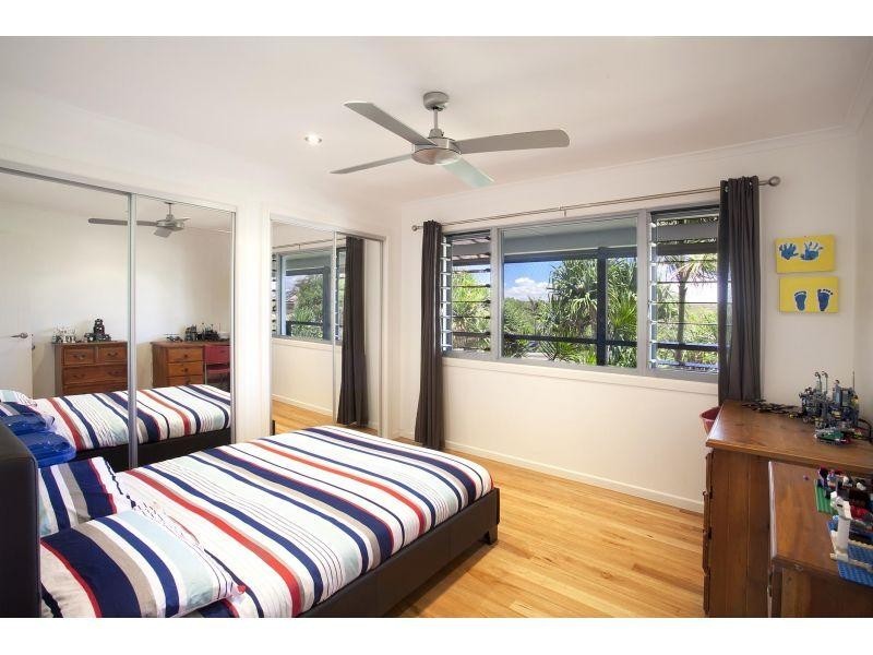 12 Wavecrest Drive, Castaways Beach QLD 4567