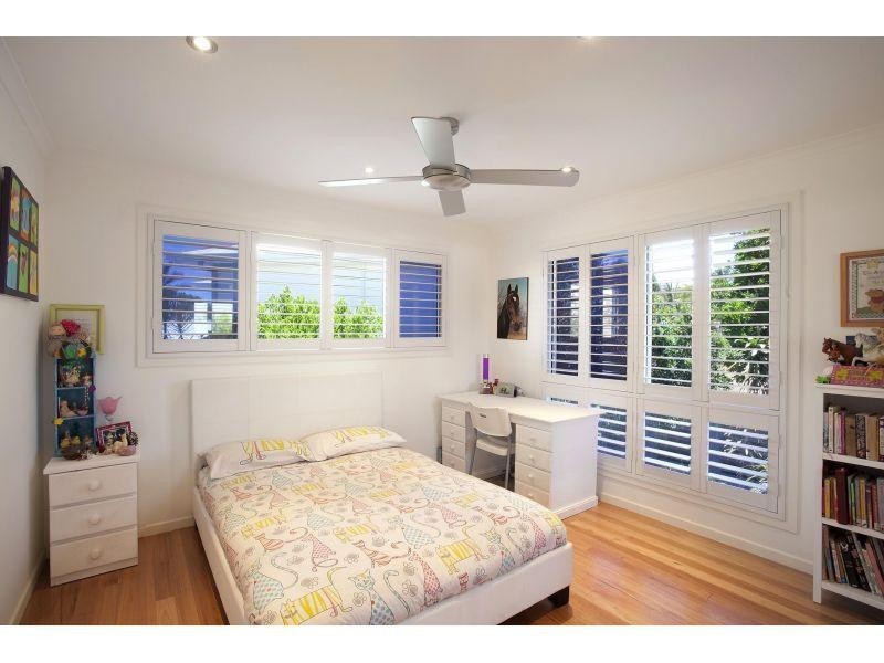 12 Wavecrest Drive, Castaways Beach QLD 4567