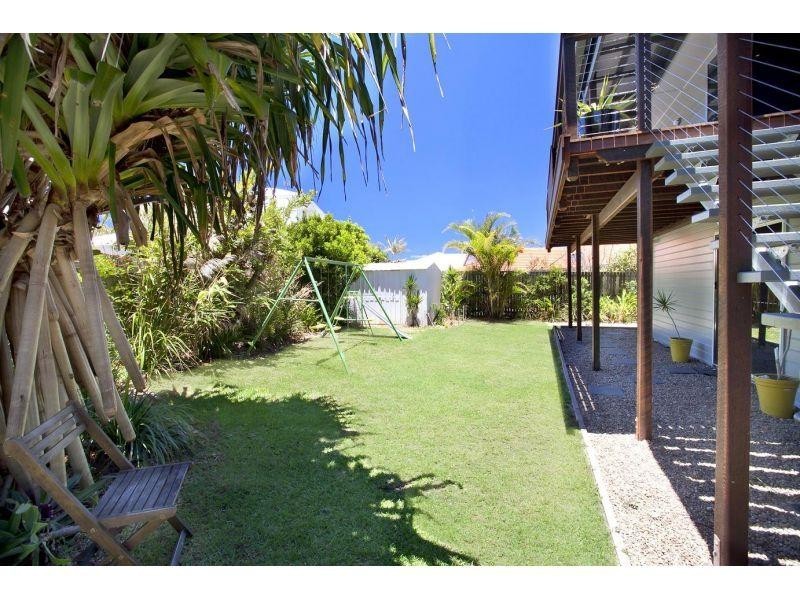12 Wavecrest Drive, Castaways Beach QLD 4567