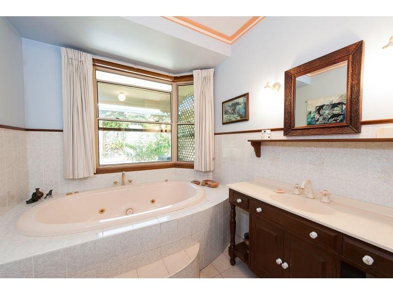 9 Dolphin Crescent, Noosaville QLD 4566