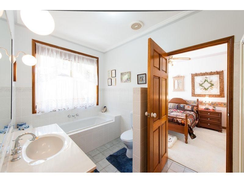 9 Dolphin Crescent, Noosaville QLD 4566