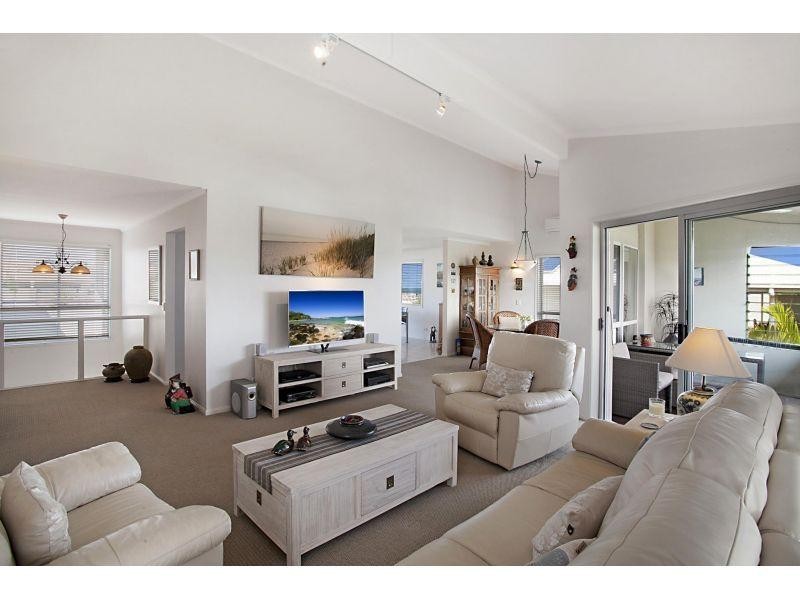 19 Southern Cross Parade, Sunrise Beach QLD 4567