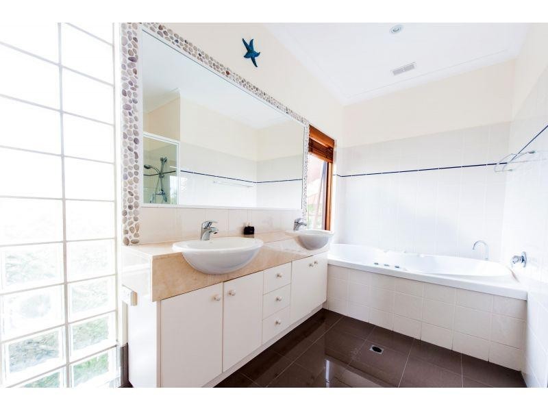 15 Captains Court, Sunrise Beach QLD 4567