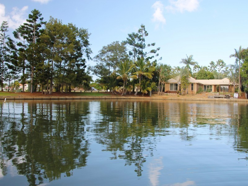 15 Riverbreeze Avenue, Noosa Waters QLD 4566