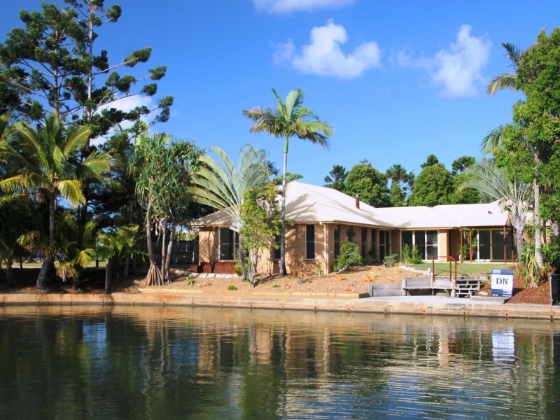 15 Riverbreeze Avenue, Noosa Waters QLD 4566