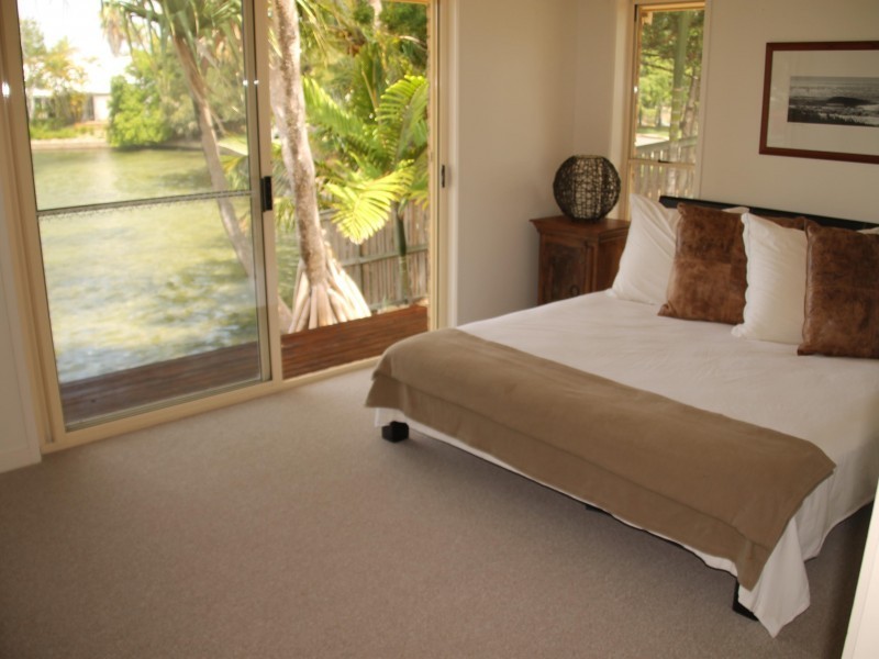 15 Riverbreeze Avenue, Noosa Waters QLD 4566