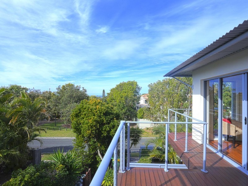 2  Seafarer Court, Castaways Beach QLD 4567