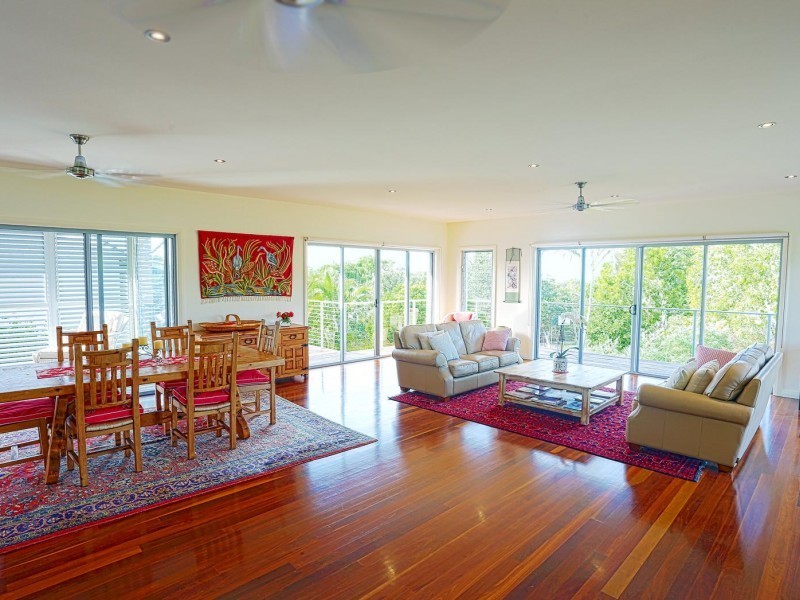 2  Seafarer Court, Castaways Beach QLD 4567