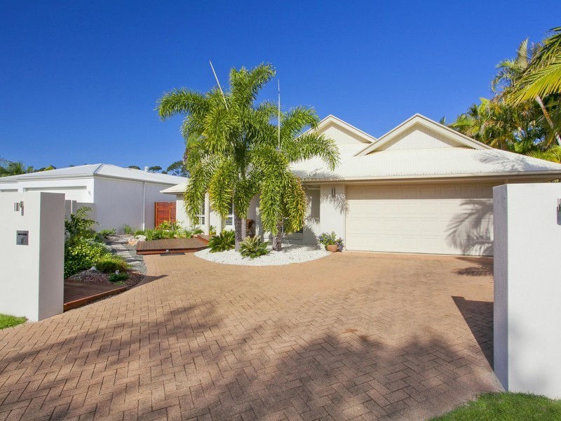 1 Seashell Place, Noosa Waters QLD 4566