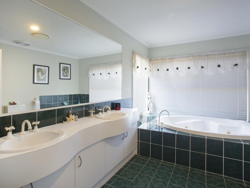 4 Genoa Court, Noosa Waters QLD 4566