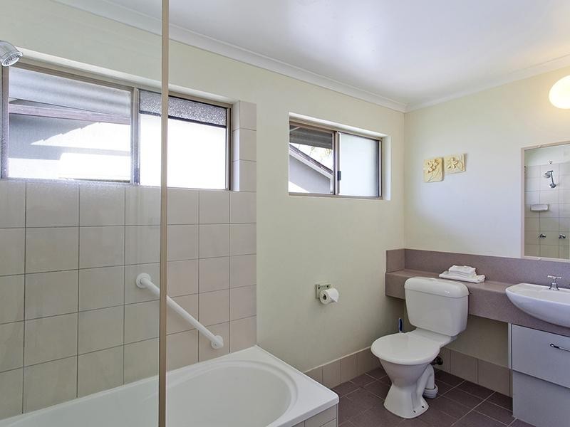 208/4 Lake Weyba Drive, Noosaville QLD 4566