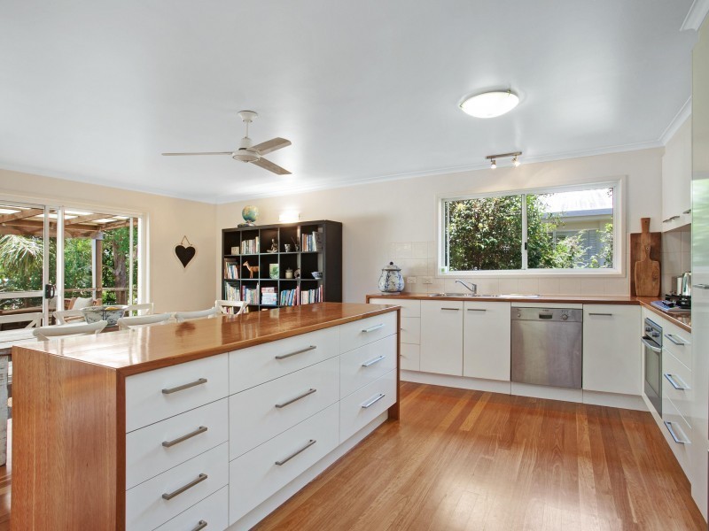 2 Moonare Crescent, Noosa Heads QLD 4567