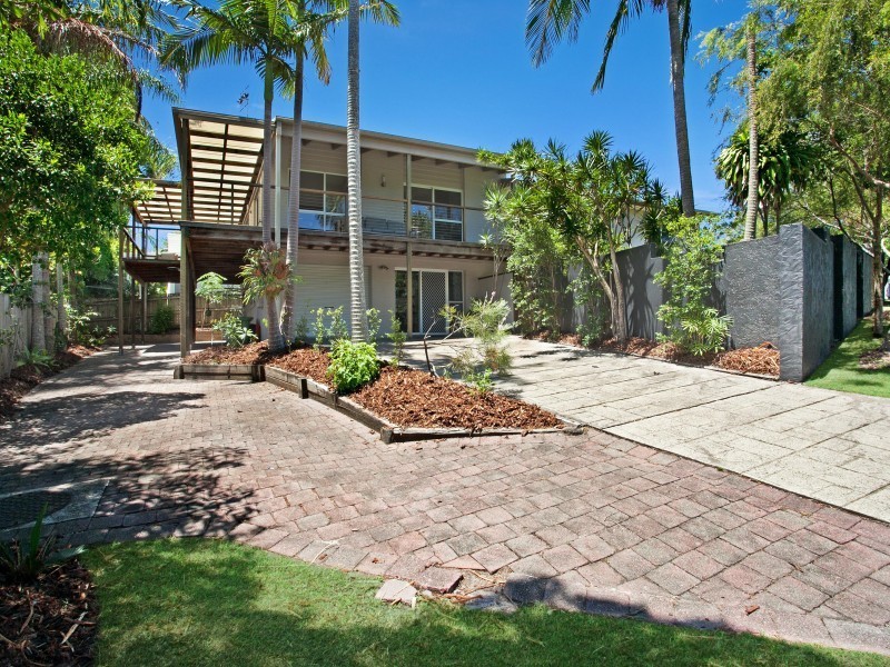 2 Moonare Crescent, Noosa Heads QLD 4567