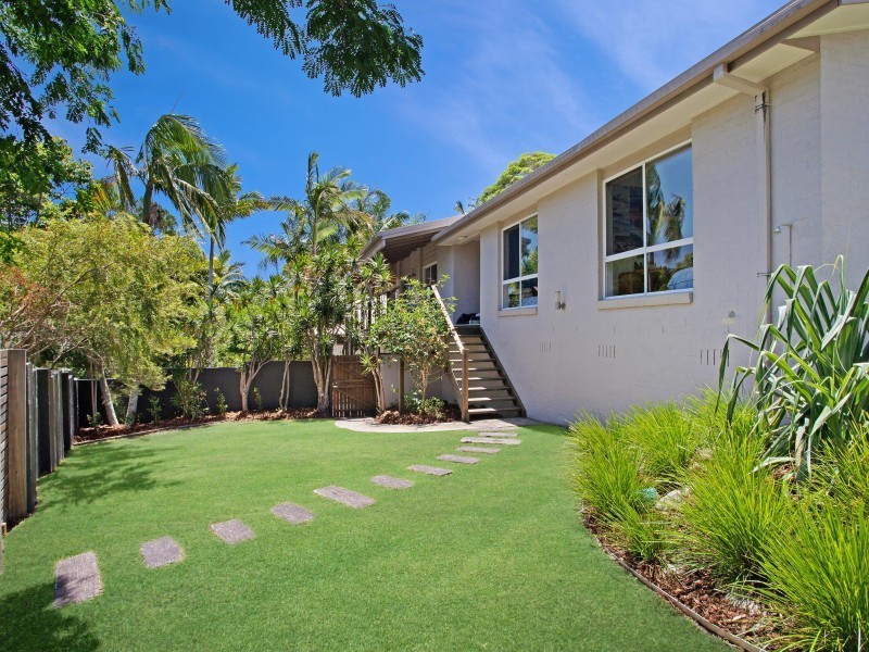 2 Moonare Crescent, Noosa Heads QLD 4567