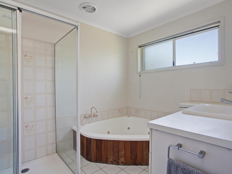 2 Moonare Crescent, Noosa Heads QLD 4567