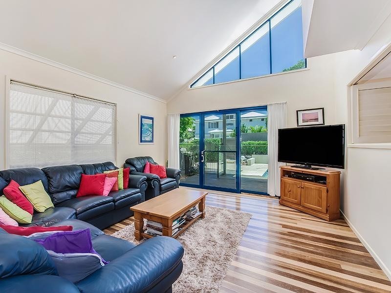 9 Seafarer Court, Castaways Beach QLD 4567