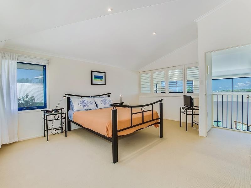 9 Seafarer Court, Castaways Beach QLD 4567