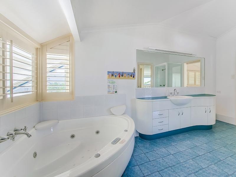 9 Seafarer Court, Castaways Beach QLD 4567