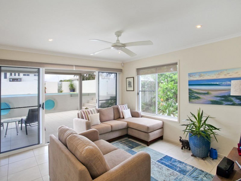 10 Antipodes Close, Castaways Beach QLD 4567