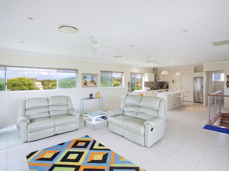 10 Antipodes Close, Castaways Beach QLD 4567