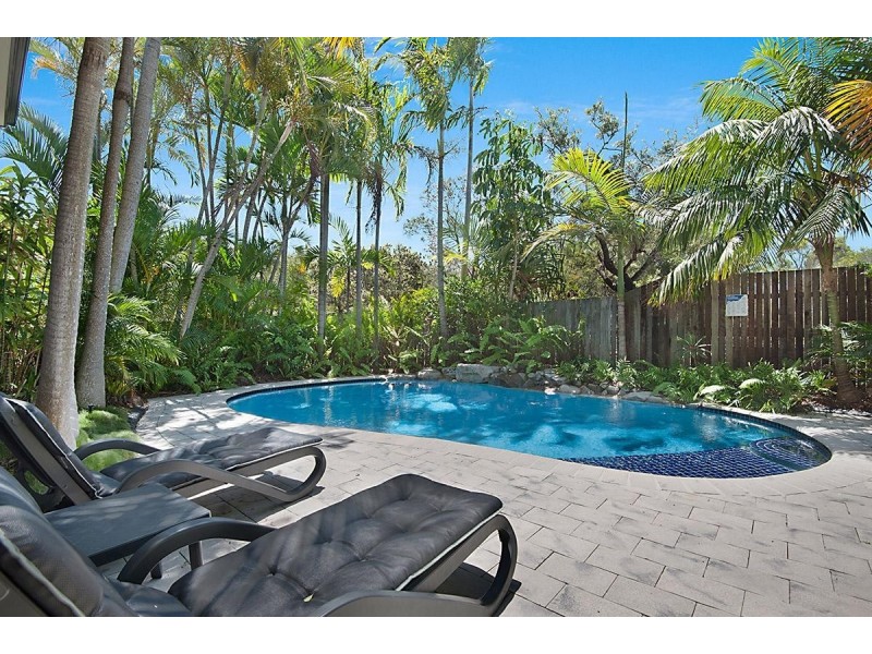 10 Coconut Grove, Castaways Beach QLD 4567