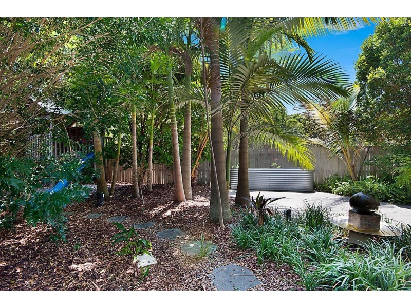 10 Coconut Grove, Castaways Beach QLD 4567