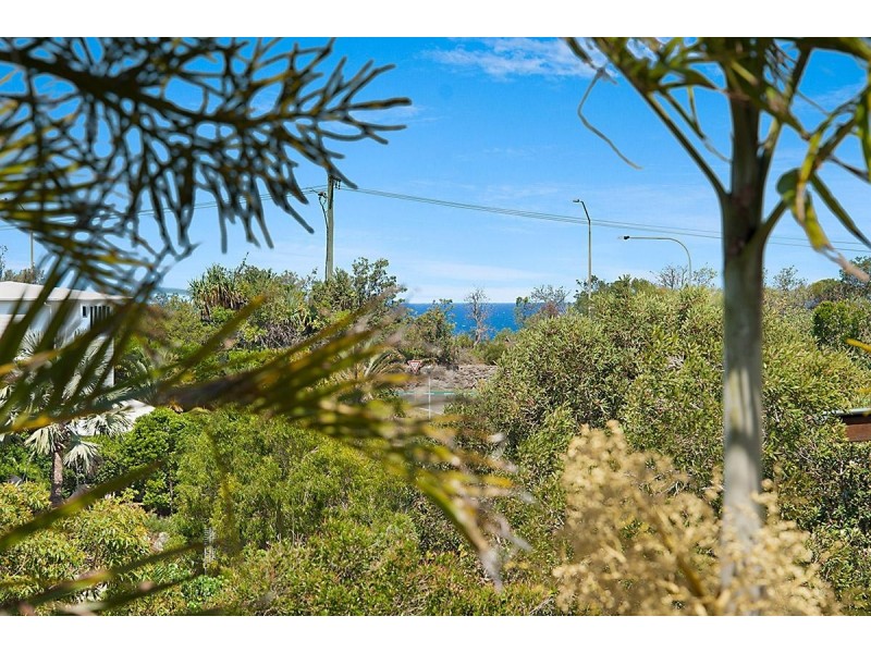 10 Coconut Grove, Castaways Beach QLD 4567